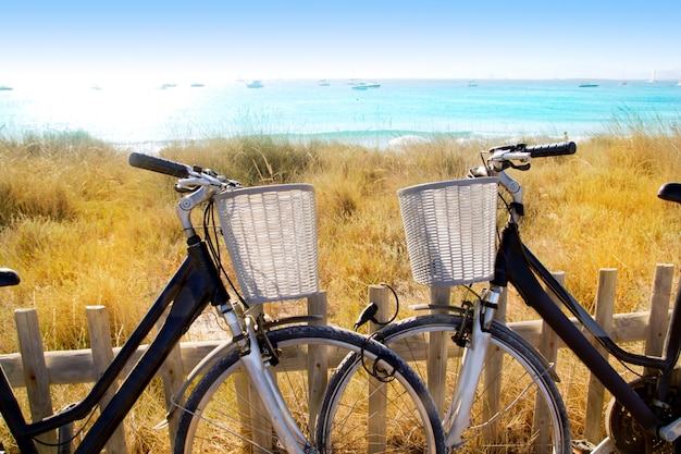 Pareja de bicicletas aparcadas en la playa de formentera.