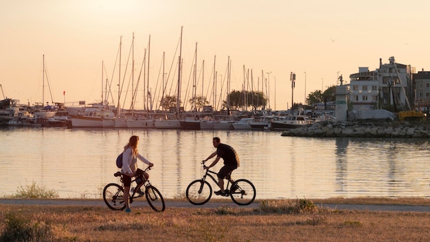 pareja, con, bicicletas, en la playa