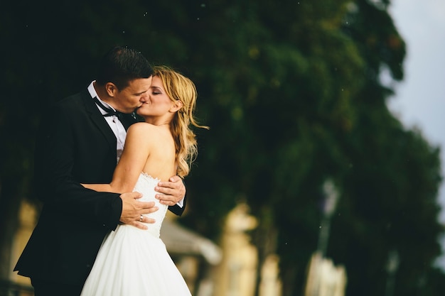 Pareja de boda al aire libre