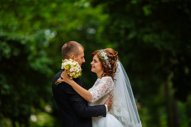 Pareja de boda. Hermosa novia y el novio.