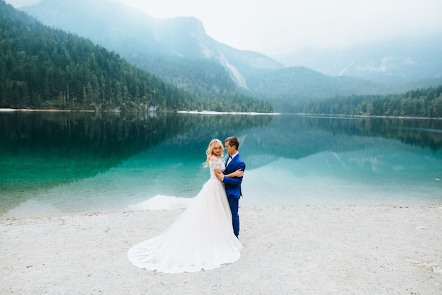 Pareja de boda en el lago di Garda feliz