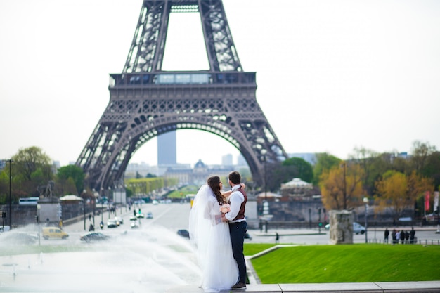 pareja de boda. La novia en un hermoso vestido de novia, la novia en un elegante esmoquin, París Francia