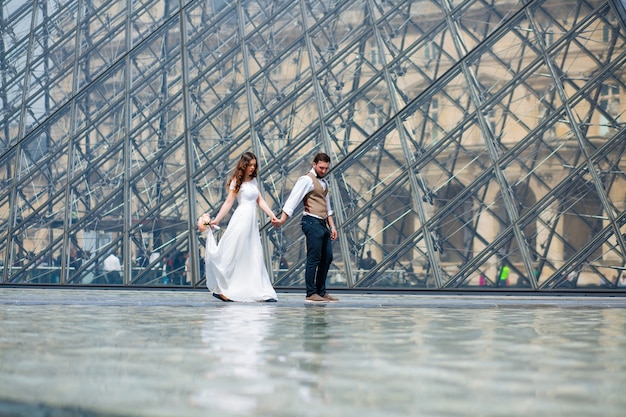 pareja de boda. La novia en un hermoso vestido de novia, la novia en un elegante esmoquin, París Francia