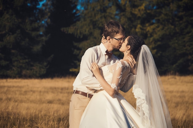 Pareja de boda. Novios en el bosque, horario de verano.