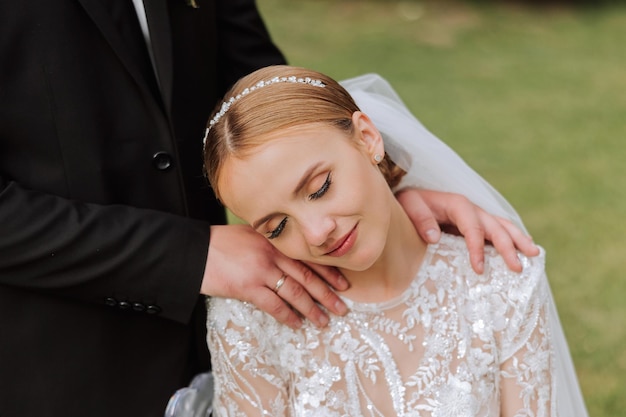 Pareja de bodas novia y novio hermosa pareja de bodas en el parque feliz novia de bodas