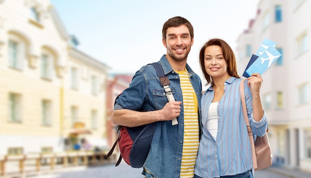 Foto pareja con boletos de avión bolsas y pasaporte en la ciudad