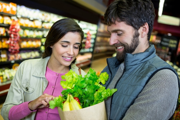 Foto pareja con bolsa de supermercado