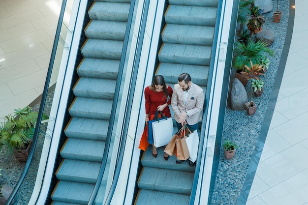 Pareja con bolsas de compra