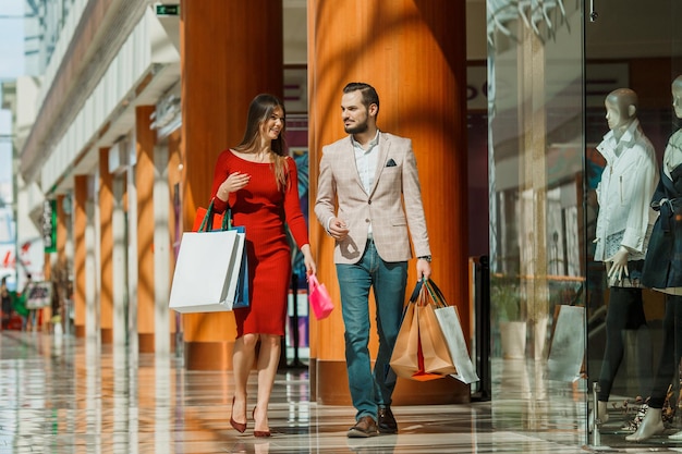 Pareja con bolsas de compra