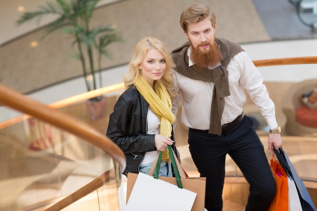 Pareja con bolsas de compra