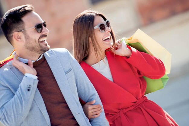 Pareja con bolsas de compras