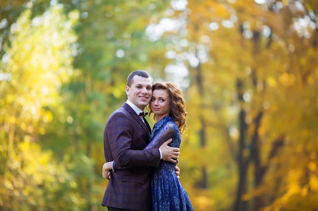 Pareja en un bosque en las montañas al atardecer