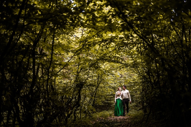 Foto pareja en el bosque verde