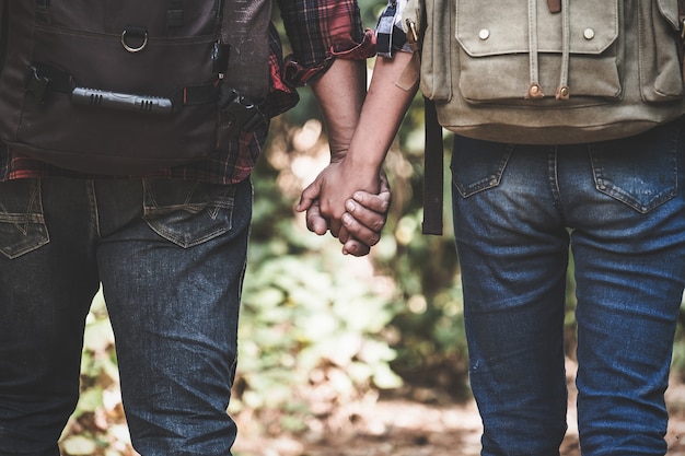 Pareja en el bosque