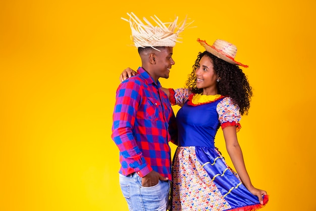 Pareja brasileña con ropa tradicional para el festival Festa Junina June