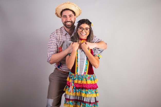 Pareja brasileña vestida con ropa de festa junina fiesta de Sao Joao abrazada