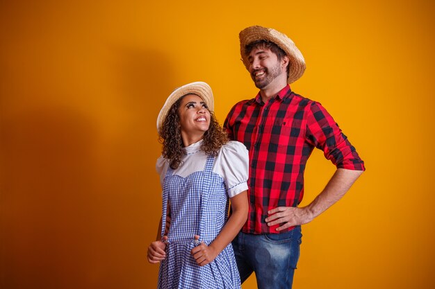 Pareja brasileña vistiendo ropas tradicionales para Festa Junina