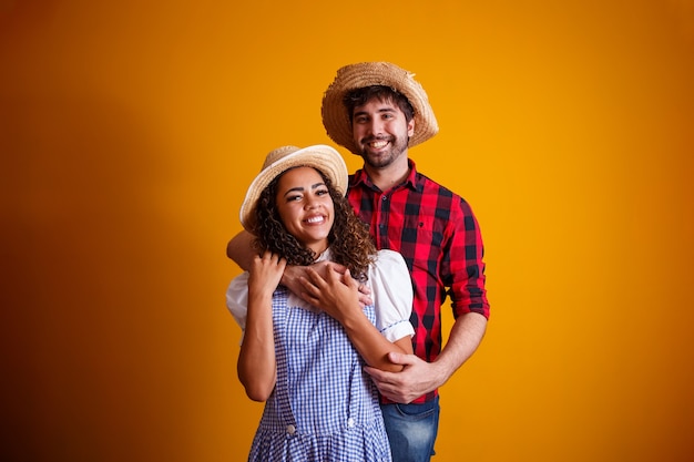 Pareja brasileña vistiendo ropas tradicionales para Festa Junina