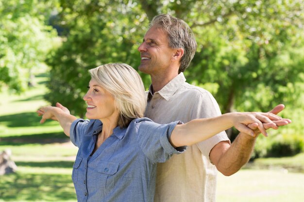 Pareja brazos extendidos en el parque