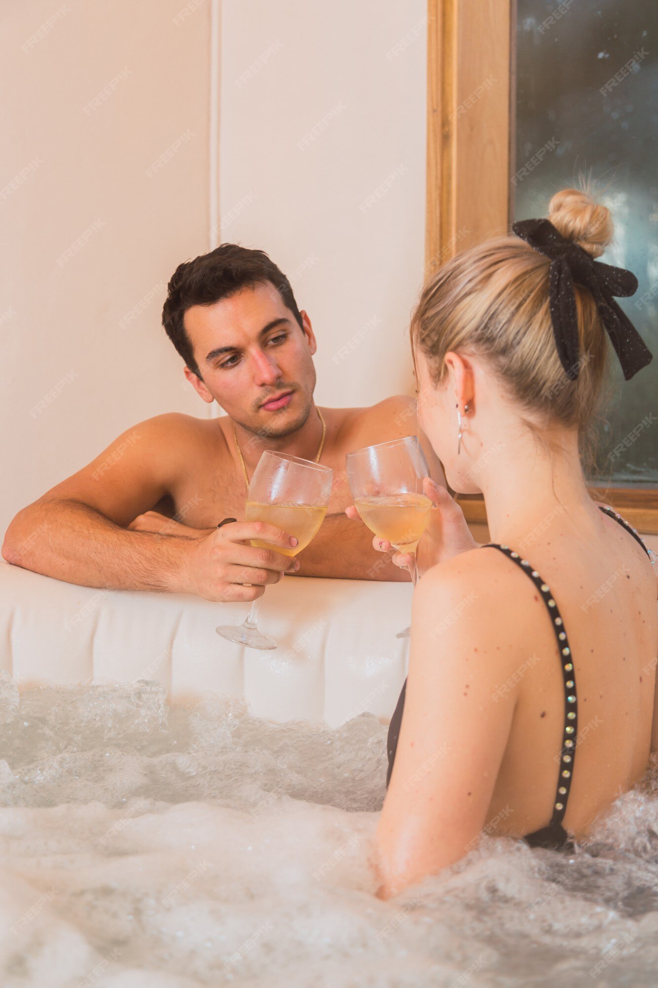 Pareja brindando en el jacuzzi | Foto Premium Pareja brindando en el jacuzzi | Foto Premium