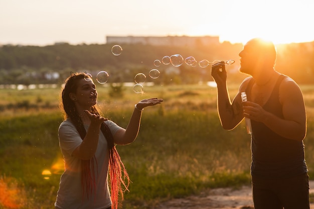 Pareja burbuja soplando concepto de naturaleza excursionista. Unidad con la naturaleza.