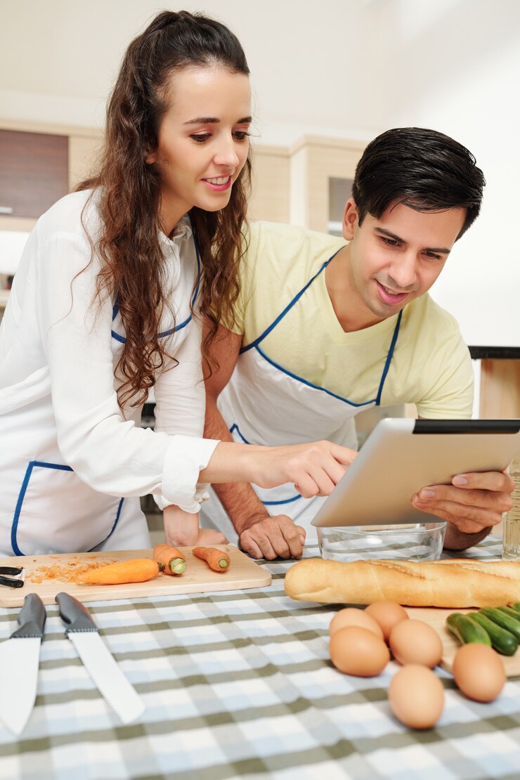 Foto pareja en busca de una buena receta