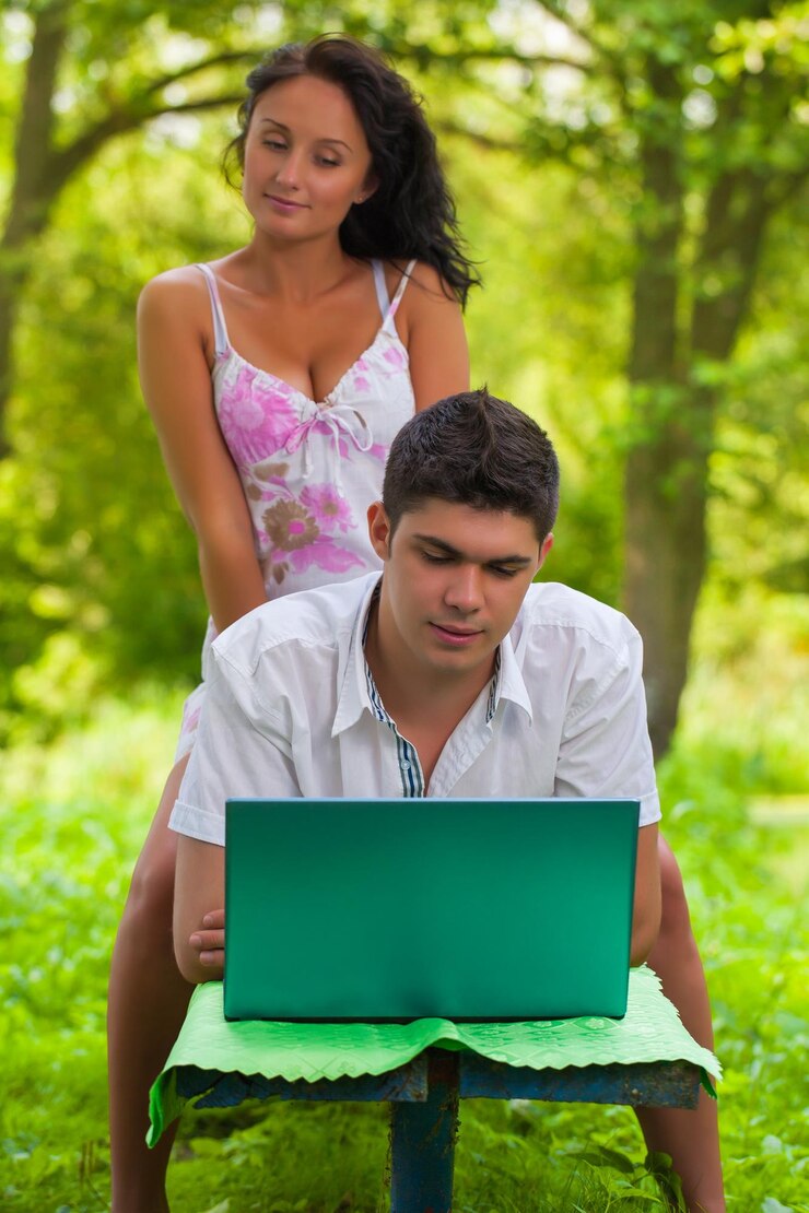 Foto pareja buscando en portátil