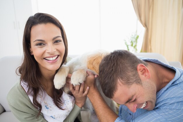 Pareja con cachorro en casa