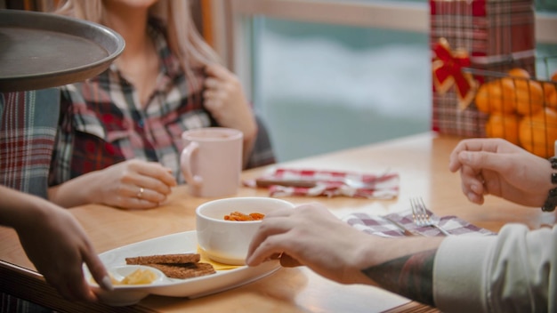 Una pareja en un café almorzando y a punto de comer las gachas