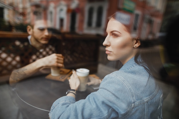 Pareja en el café