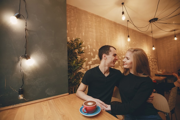 Foto pareja en el café