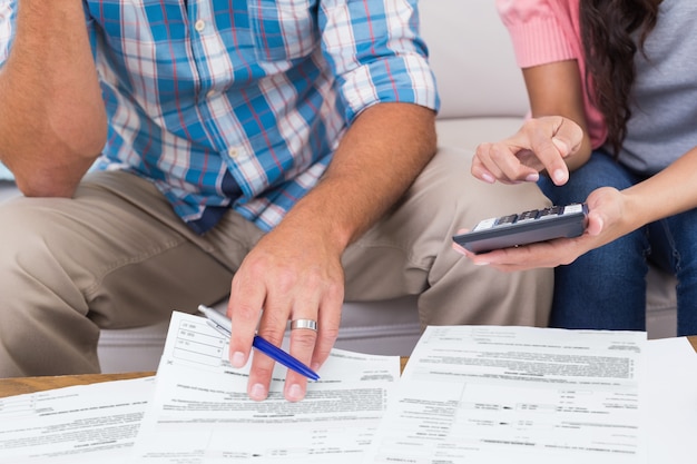 Foto pareja calculando las finanzas en casa