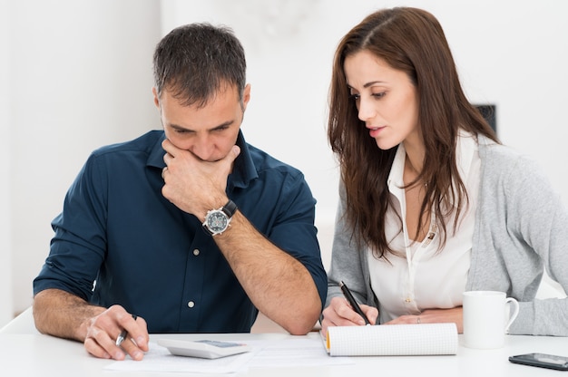 Pareja calculando presupuesto