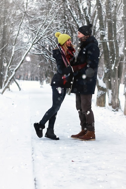 Foto pareja, en, calle, invierno