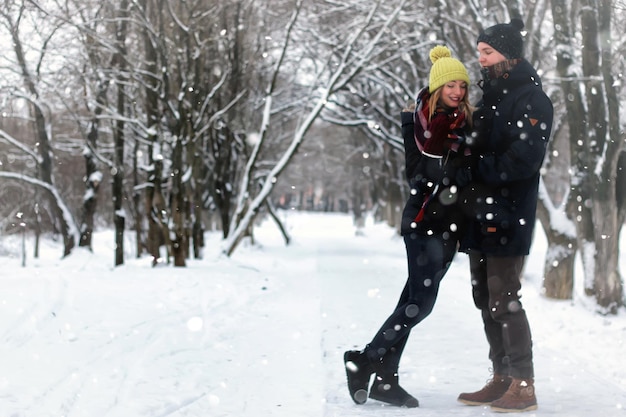 Pareja calle invierno