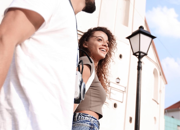 La pareja camina por las calles de la ciudad y se divierte