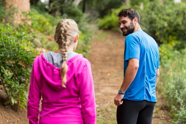 Pareja caminando en el bosque