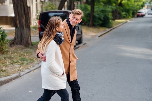 Pareja caminando por la calle abrazándose juntos. Cita casual, amantes de la juventud, ocio y pasatiempo.