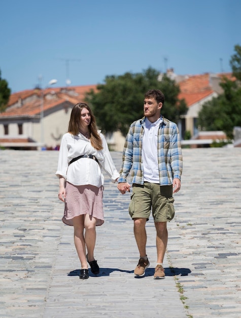 Foto una pareja caminando por la calle.