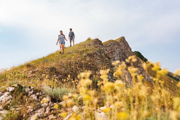 Pareja caminando y caminando en las montañas en primavera