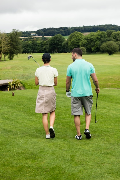 Pareja caminando en un campo de golf