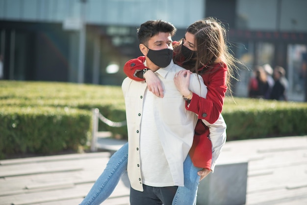 Pareja caminando en una ciudad durante la pandemia de coronavirus