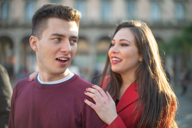 Pareja caminando y divirtiéndose en una calle de la ciudad