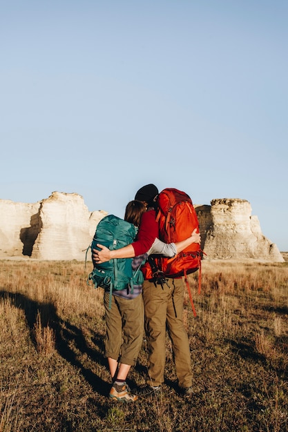 Pareja caminando juntos en el desierto