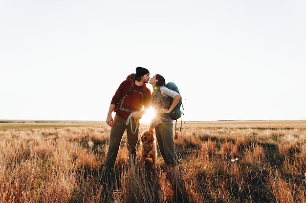 Pareja caminando juntos en el desierto