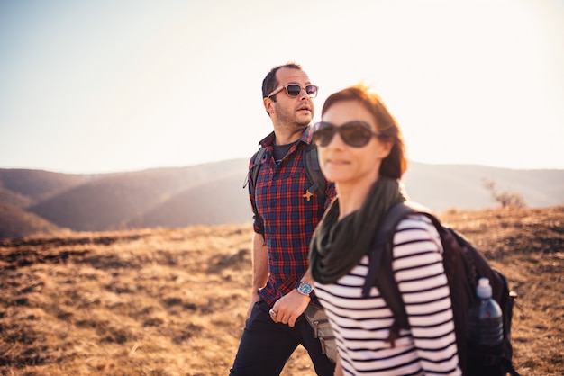 Pareja caminando juntos en una montaña