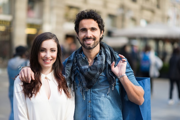 Foto pareja caminando en la multitud de una ciudad