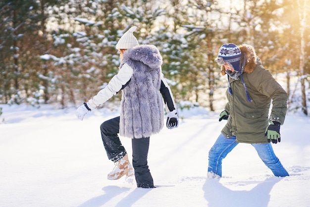 Pareja caminando en la nieve durante el invierno. Foto de alta calidad