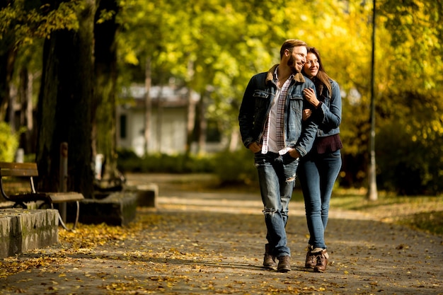 Pareja caminando en el parque de otoño