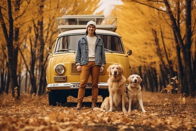 Pareja caminando con perros en los propietarios del bosque otoñal con labrador dorado relajándose cerca del auto